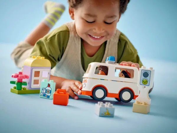 LEGO Duplo 10447 Ambulance & Driver - Image 3