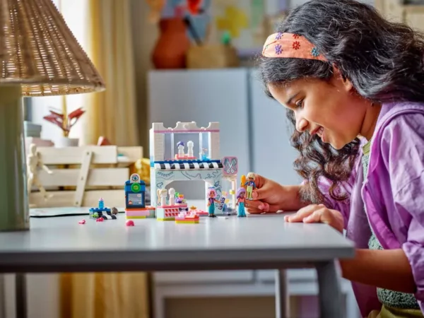 LEGO Friends 42662 Hair Salon and Accessories Store - Image 5