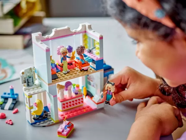LEGO Friends 42662 Hair Salon and Accessories Store - Image 4