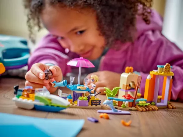 LEGO Friends 42672 Creative Beach and Travel Suitcase - Image 4