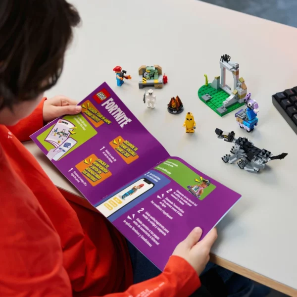 LEGO Fortnite 77075 Peely & Sparkplug's Camp Set - Image 3