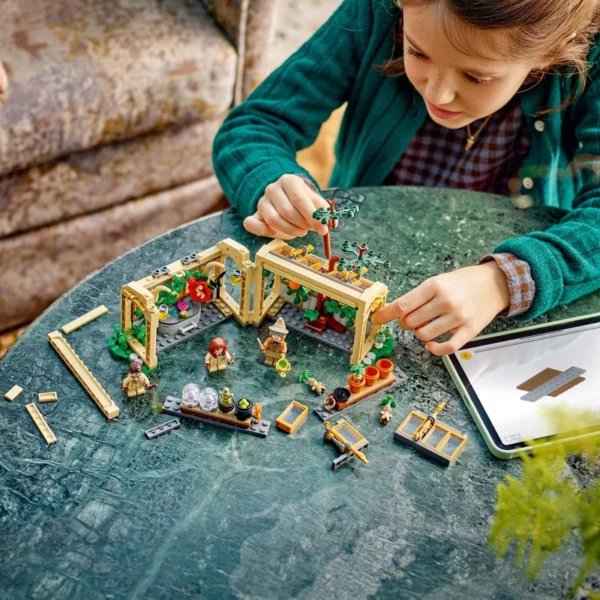 LEGO Harry Potter 76445 Hogwarts Castle - Herbology Class Set